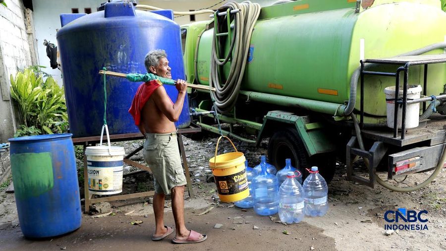 Warga mengambil air bersih di Kawasan Kampung Koceak, Kelurahan Keranggan, Tangerang Selatan, Selasa, (14/7/2026).