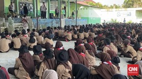 Setelah insiden ledakan bom rakitan pada Selasa lalu, hari ini aktivitas di MAN 3 Padang kembali normal.