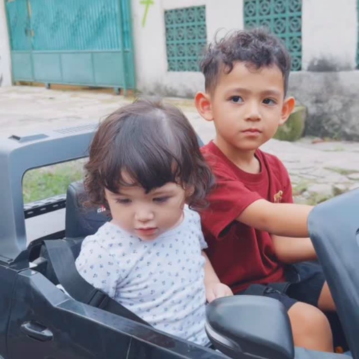 <p>Tak hanya El Barack, putra kedua Jessica Iskandar, yakni Don Azaiah, juga kerap terlihat menghabiskan waktu bersama Hagia. Keduanya sering main bareng, Bunda. Don bahkan pernah menunjukkan rasa sayangnya kepada sang adik dengan duduk memangku dan memeluknya. Kehadiran Hagia tampakna berhasil menjadi pelengkap kebahagiaan bagi keluarga Jessica dan sang suami Vincent Verhaag. (Foto: Instagram @inijedar)</p>