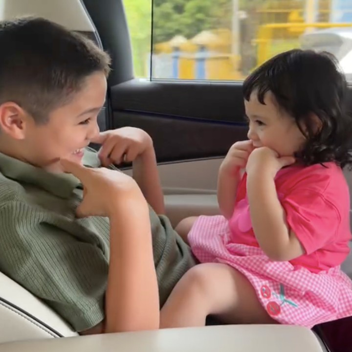 <p>Di unggahan lainnya, Jessica Iskandar mem-posting video saat anak pertamanya El Barack tengah bercanda dengan adiknya Hagia. Keduanya saling melempar ekspresi bahagia saat bercanda. Netizen sering memuji El Barack yang kerap menunjukkan rasa sayangnya kepada sang adik. (Foto: Instagram @inijedar)</p>