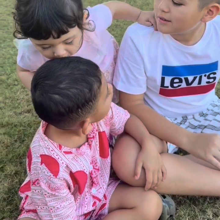 <p>Unggahan ini banyak menuai respons positif dari netizen. Banyak di antaranya mengaku ikut gemas dan menuliskan <em>emoticon</em> wajah tersenyum dengan mata hati, yang melambangkan kekaguman. "Gemes banget adek cantik sama dua bodyguard gantengnya," tulis selebgram Sarah Keihl. "Gemes banget Gia pasti dijagain abang2 nya bgt," ungkap akun @be***. "Lucu amat kalian," kata @ka***. (Foto: Instagram @inijedar)</p>