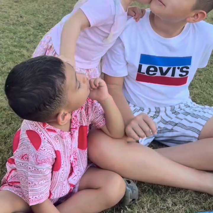 <p>Jessica Iskandar sering membagikan momen kebersamaan ketiga anaknya di Instagram. Belum lama ini, sang aktris mem-posting video manis saat Hagia mencium wajah kedua kakak laki-lakinya. "Buat kalian yang anak tunggal, ini namanya adek kakak ya," tulisnya di caption unggahan ini. (Foto: Instagram @inijedar)</p>