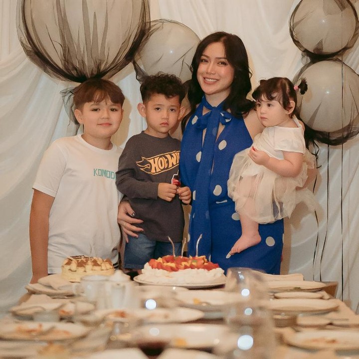 <p>Artis Jessica Iskandar memiliki tiga anak yang masih kecil. Anak pertamanya El Barack Alexander saat ini sudah berusia 11 tahun. Anak keduanya Don Azaiah Jan Verhaag yang lahir pada tahun 2022 saat ini berusia empat tahun. Nah, si bungsu Hagia Alyara Verhaag, tahun ini usianya genap dua tahun. (Foto: Instagram @inijedar)</p>