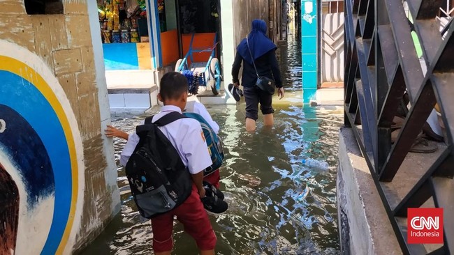 Banjir rob dilaporkan merendam pesisir Surabaya, Rabu (15/7). Salah satunya kawasan Kalianak, Kecamatan Krembangan. Sebuah sekolah di kawasan itu bahkan terdampak. Akibatnya proses belajar mengajar pun terganggu.