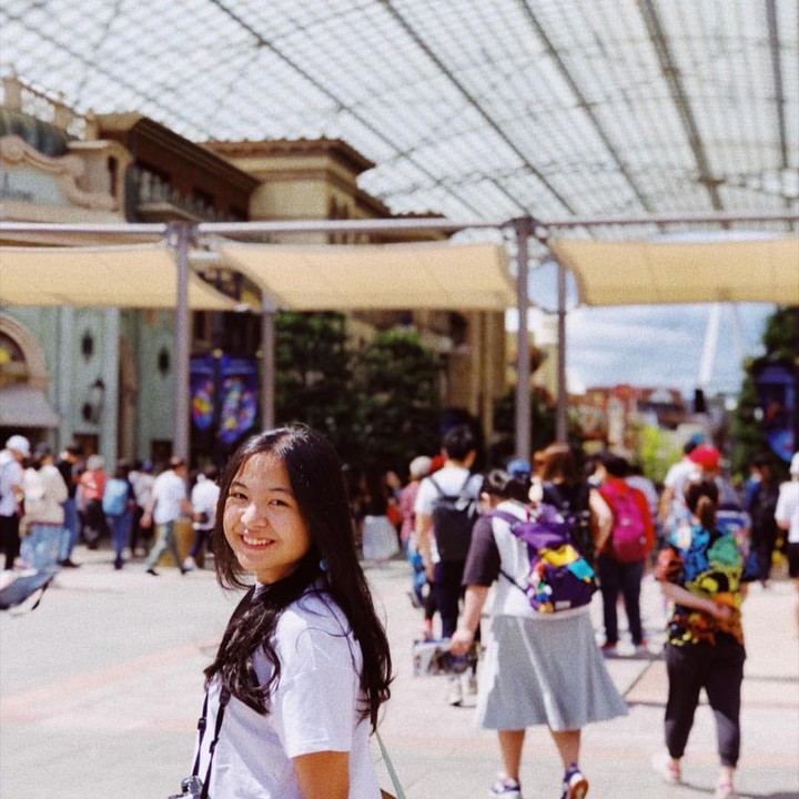 <p>Bernadya tampak menikmati momen liburan di taman hiburan. Kini, penyanyi kelahiran 2004 itu telah menjelma menjadi salah satu musisi muda Indonesia yang sukses lewat karya-karyanya. (Foto: Instagram @bernadyaribka)</p>