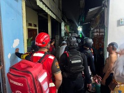 Brimob Polda Metro Bantu Padamkan Kebakaran Saat Patroli Malam di Bekasi