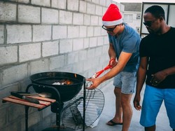 Bukan Pacar Sewaan, Kini Ada Jasa Temani BBQ-an dan Panggang Daging
