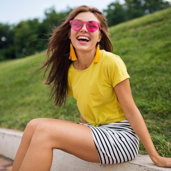 4 Ciri Kepribadian Orang yang Suka Pakai Baju Warna Kuning Menurut Pakar Psikologi Warna