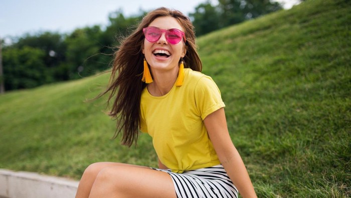 4 Ciri Kepribadian Orang yang Suka Pakai Baju Warna Kuning Menurut Pakar Psikologi Warna