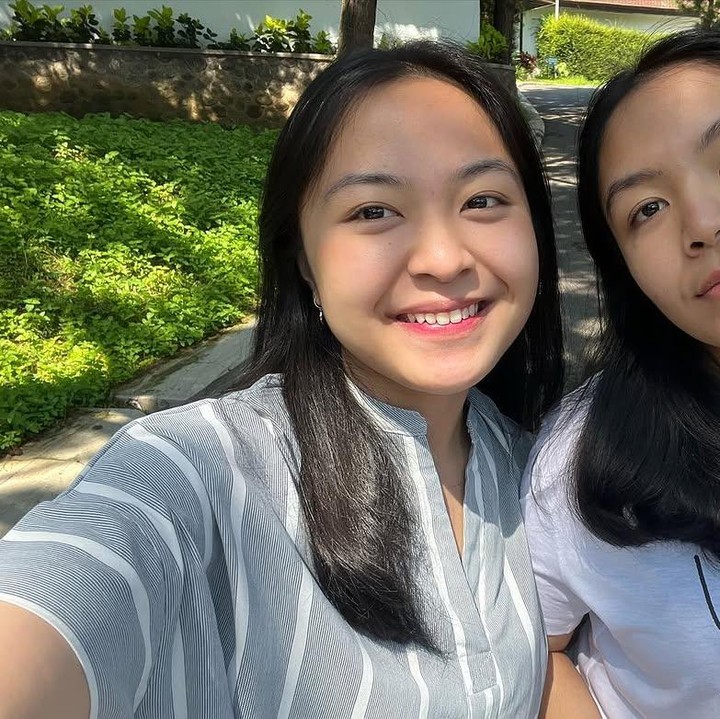 <p>Dalam salah satu unggahan di media sosial, pelantun lagu <em>Untungnya, Hidup Harus Tetap Berjalan</em> ini membagikan potret <em>selfie</em> bersama sang kakak. Momen tersebut memperlihatkan keduanya yang telah beranjak dewasa dengan senyum kompak. (Foto: Instagram @bern</p>