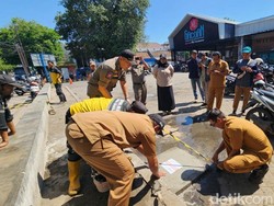 DLH Kota Pasuruan Tutup Saluran Pembuangan Limbah Mie Gacoan