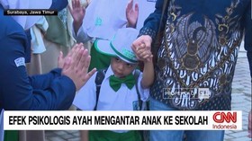 Meski hari pertama sekolah sudah terlewati, aktivitas ayah mengantar anak tetap jadi fenomena di banyak sekolah. Sejumlah ayah bertekad meneruskan kebiasaan baik ini sebagai bentuk dukungan dan partisipasi dalam tumbuh kembang anak.
Sementara dari s