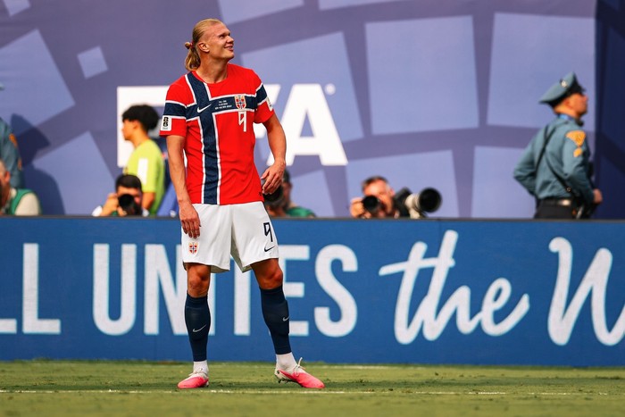 Erling Haaland dengan rambut cepol andalannya ketika di lapangan bola./ Foto: instagram.com/erling