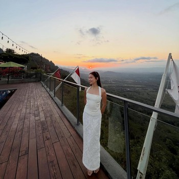 Get The Look: Outfit Liburan Aesthetic ala Niki yang Mudah Ditiru