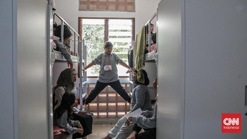 Sejumlah siswa mengikuti Masa Pengenalan Lingkungan Sekolah (MPLS) di Sekolah Rakyat Terintegrasi (SRT) 4 Jakarta, Selasa (15/7). (CNN Indonesia/Febria Adha L)
