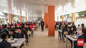 Sejumlah siswa mengikuti Masa Pengenalan Lingkungan Sekolah (MPLS) di Sekolah Rakyat Terintegrasi (SRT) 4 Jakarta, Selasa (15/7). (CNN Indonesia/Febria Adha L)