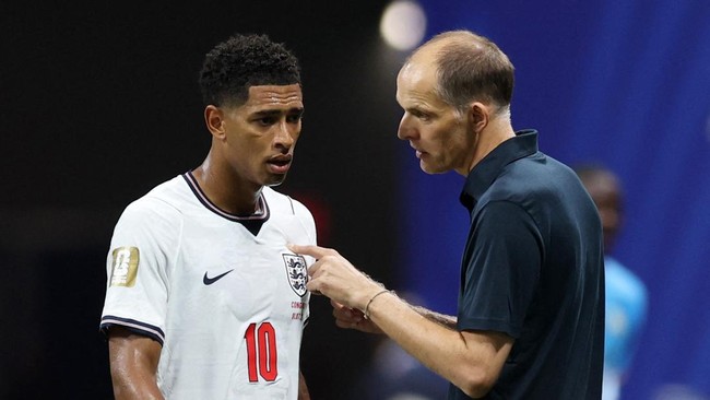 Soccer Football - FIFA World Cup 2026 - Round of 32 - England v DR Congo - Atlanta Stadium, Atlanta, Georgia, U.S. - July 1, 2026 England manager Thomas Tuchel speaks to Jude Bellingham during the second half hydration break REUTERS/Paul Childs