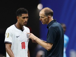 Soccer Football - FIFA World Cup 2026 - Round of 32 - England v DR Congo - Atlanta Stadium, Atlanta, Georgia, U.S. - July 1, 2026 England manager Thomas Tuchel speaks to Jude Bellingham during the second half hydration break REUTERS/Paul Childs