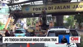 Sebuah truk pengangkut ekskavator menabrak Jembatan Penyeberangan Orang di Jalan Kapten Tendean, Jakarta Selatan, pada Selasa dini hari. Imbas pembongkaran jembatan yang rusak ini menyebabkan kemacetan parah.
Jembatan yang nyaris roboh itu terpaksa