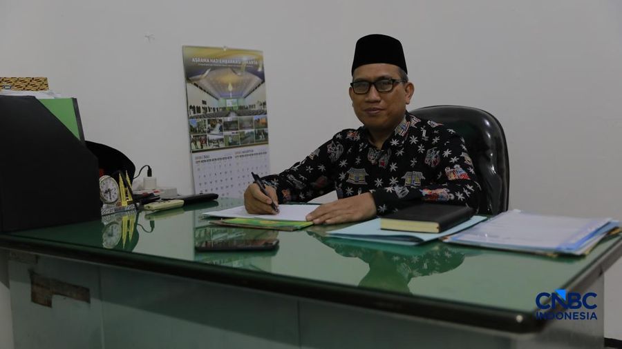 Kepala KUA Kecamatan Tebet, Nasurulloh, saat ditemui di Kantor Urusan Agama (KUA) Kecamatan Tebet, Jakarta, Rabu (15/7/2026). (CNBC Indonesia/Muhammad Sabki)