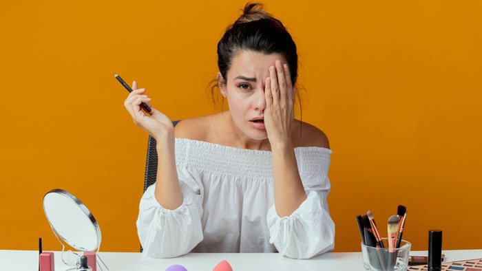 3 Kesalahan Makeup yang Bikin Wajah Terlihat Capek, Masih Sering Kamu Lakukan?