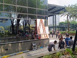 Mobil Tabrak Gedung di SCBD hingga Kaca Bangunan Pecah