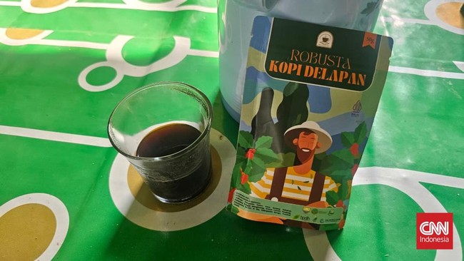 Kopi Delapan, merek kopi robusta yang lahir dari perdagangan karbon di hutan Jambi,  kini mulai dikenal hingga ke luar negeri. Kredit: Endrapta Ibrahim Pramudhiaz