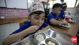 Siswa-siswi menyantap hidangan Program Makan Bergizi Gratis (MBG) di SDN Pejaten Barat 01, Jakarta Selatan, Rabu (15/7/2026). (CNN Indonesia/Adi ibrahim)