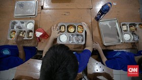 Siswa-siswi menyantap hidangan Program Makan Bergizi Gratis (MBG) di SDN Pejaten Barat 01, Jakarta Selatan, Rabu (15/7/2026). (CNN Indonesia/Adi ibrahim)