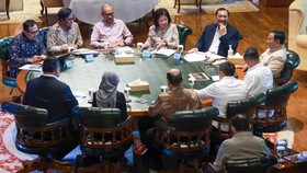 Ketua Dewan Ekonomi Nasional (DEN) Luhut Binsar Pandjaitan dan anggota DEN lainnya melaporkan keberhasilan piloting atau uji coba digitalisasi bantuan sosial (bansos) di Banyuwangi, Jawa Timur, kepada Presiden Prabowo Subianto, Selasa (14/7).