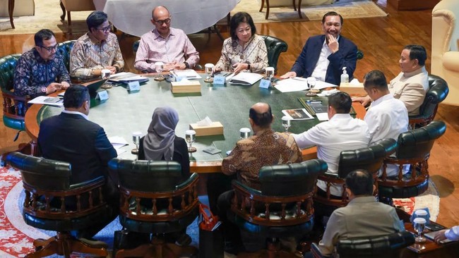 Ketua Dewan Ekonomi Nasional (DEN) Luhut Binsar Pandjaitan dan anggota DEN lainnya melaporkan keberhasilan piloting atau uji coba digitalisasi bantuan sosial (bansos) di Banyuwangi, Jawa Timur, kepada Presiden Prabowo Subianto, Selasa (14/7).