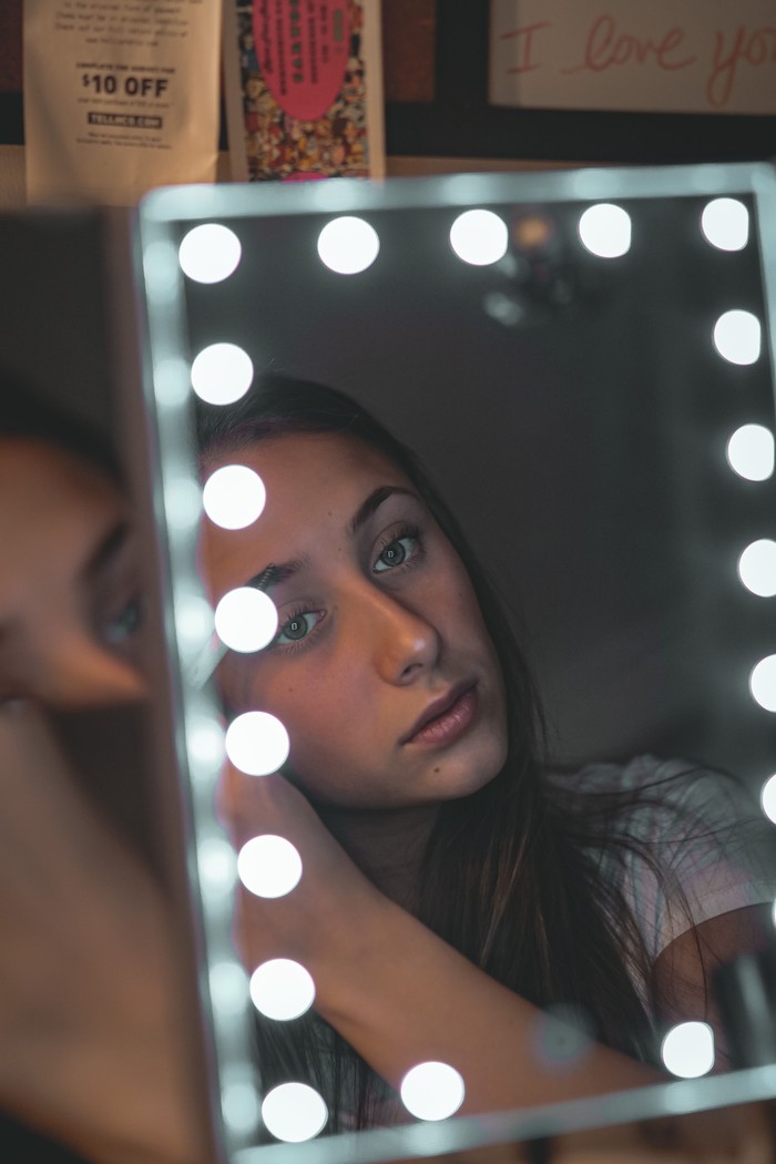 Menggunakan cermin LED saat berdandan /Foto: Pexels.com/Kamshotthat