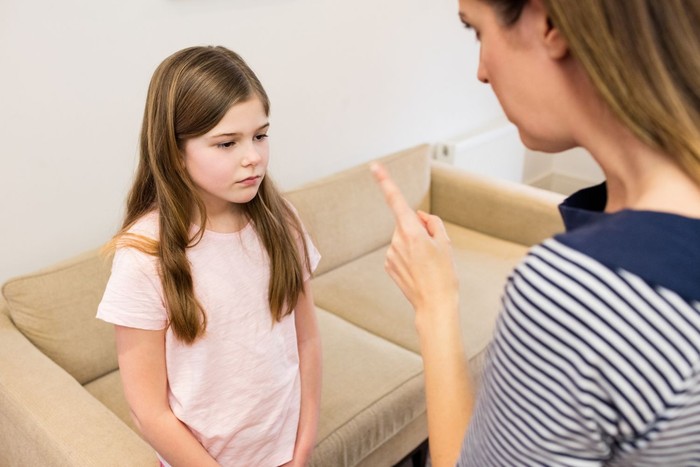 kebiasaan orang tua transaksional yang bikin anak menjauh adalah mereka juga bisa bersikap pasif-agresif saat merasa tidak mendapatkan imbalan yang setimpal atau imbalan sesuai harapannya.