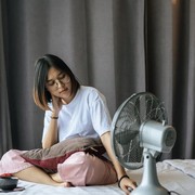 5 Ciri Kepribadian Orang yang Tidak Bisa Tidur Tanpa Kipas Angin