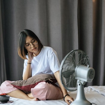 5 Ciri Kepribadian Orang yang Tidak Bisa Tidur Tanpa Kipas Angin