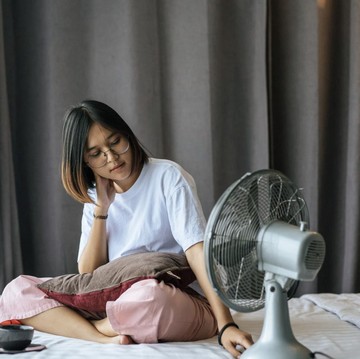 5 Ciri Kepribadian Orang yang Tidak Bisa Tidur Tanpa Kipas Angin