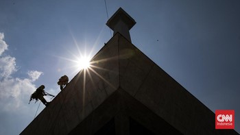Pembersihan Badan Tugu Monumen Nasional