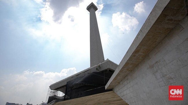 Pembersihan Badan Tugu Monumen Nasional