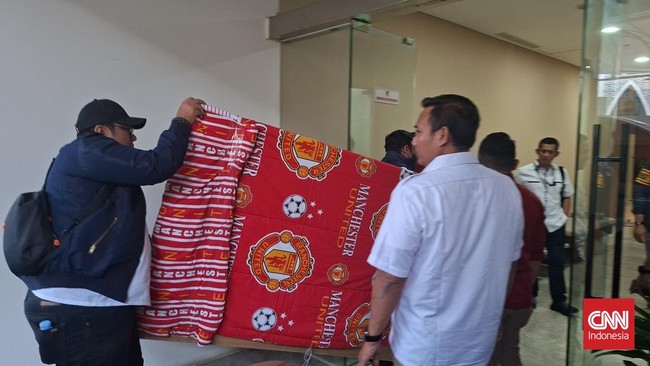 Polri menyerahkan barang bukti kasus dugaan korupsi mantan Jaksa Agung Muda, Febrie Adriansyah, ke Kejagung.