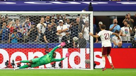 Soccer Football - FIFA World Cup 2026 - Semi Final - France v Spain - Dallas Stadium, Arlington, Texas, U.S. - July 14, 2026 Spain's Mikel Oyarzabal scores their first goal from the penalty spot REUTERS/Hannah Mckay
