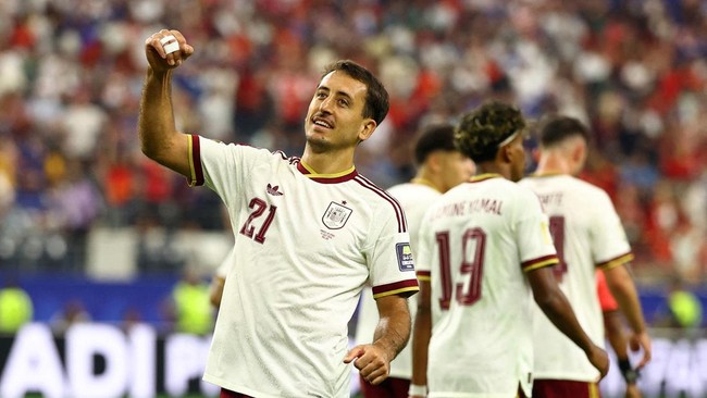 Soccer Football - FIFA World Cup 2026 - Semi Final - France v Spain - Dallas Stadium, Arlington, Texas, U.S. - July 14, 2026 Spain's Mikel Oyarzabal celebrates scoring their first goal REUTERS/Kai Pfaffenbach     TPX IMAGES OF THE DAY