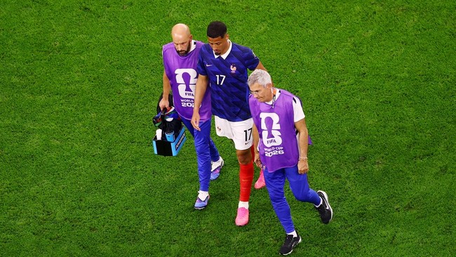 Soccer Football - FIFA World Cup 2026 - Semi Final - France v Spain - Dallas Stadium, Arlington, Texas, U.S. - July 14, 2026 France's William Saliba is escorted off the pitch by medical staff after sustaining an injury REUTERS/Agustin Marcarian
