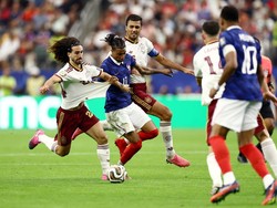 Soccer Football - FIFA World Cup 2026 - Semi Final - France v Spain - Dallas Stadium, Arlington, Texas, U.S. - July 14, 2026 France's Michael Olise in action with Spain's Rodri and Marc Cucurella REUTERS/Lee Smith