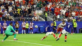 Soccer Football - FIFA World Cup 2026 - Semi Final - France v Spain - Dallas Stadium, Arlington, Texas, U.S. - July 14, 2026 Spain's Lamine Yamal scores a goal that was later disallowed REUTERS/Albert Gea