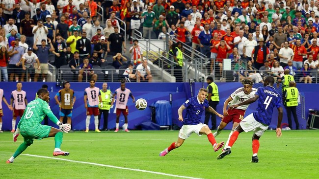 Soccer Football - FIFA World Cup 2026 - Semi Final - France v Spain - Dallas Stadium, Arlington, Texas, U.S. - July 14, 2026 Spain's Lamine Yamal scores a goal that was later disallowed REUTERS/Albert Gea