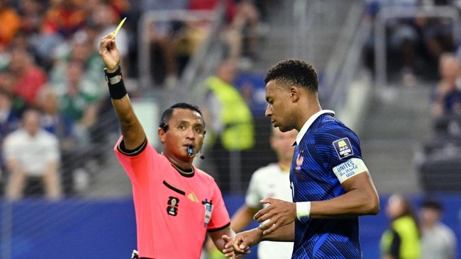Soccer Football - FIFA World Cup 2026 - Semi Final - France v Spain - Dallas Stadium, Arlington, Texas, U.S. - July 14, 2026 France's Kylian Mbappe is shown a yellow card by referee Ivan Barton IMAGN IMAGES via Reuters/Jerome Miron