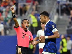 Soccer Football - FIFA World Cup 2026 - Semi Final - France v Spain - Dallas Stadium, Arlington, Texas, U.S. - July 14, 2026 France's Kylian Mbappe is shown a yellow card by referee Ivan Barton IMAGN IMAGES via Reuters/Jerome Miron