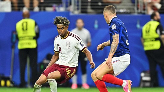 Soccer Football - FIFA World Cup 2026 - Semi Final - France v Spain - Dallas Stadium, Arlington, Texas, U.S. - July 14, 2026 Spain's Lamine Yamal in action with France's Lucas Digne IMAGN IMAGES via Reuters/Maria Lysaker