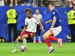 Soccer Football - FIFA World Cup 2026 - Semi Final - France v Spain - Dallas Stadium, Arlington, Texas, U.S. - July 14, 2026 Spain's Lamine Yamal in action with France's Lucas Digne IMAGN IMAGES via Reuters/Maria Lysaker