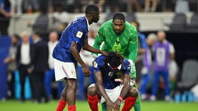 Soccer Football - FIFA World Cup 2026 - Semi Final - France v Spain - Dallas Stadium, Arlington, Texas, U.S. - July 14, 2026 France's Ousmane Dembele, Mike Maignan and Manu Kone look dejected after the match as France are eliminated from the World Cu